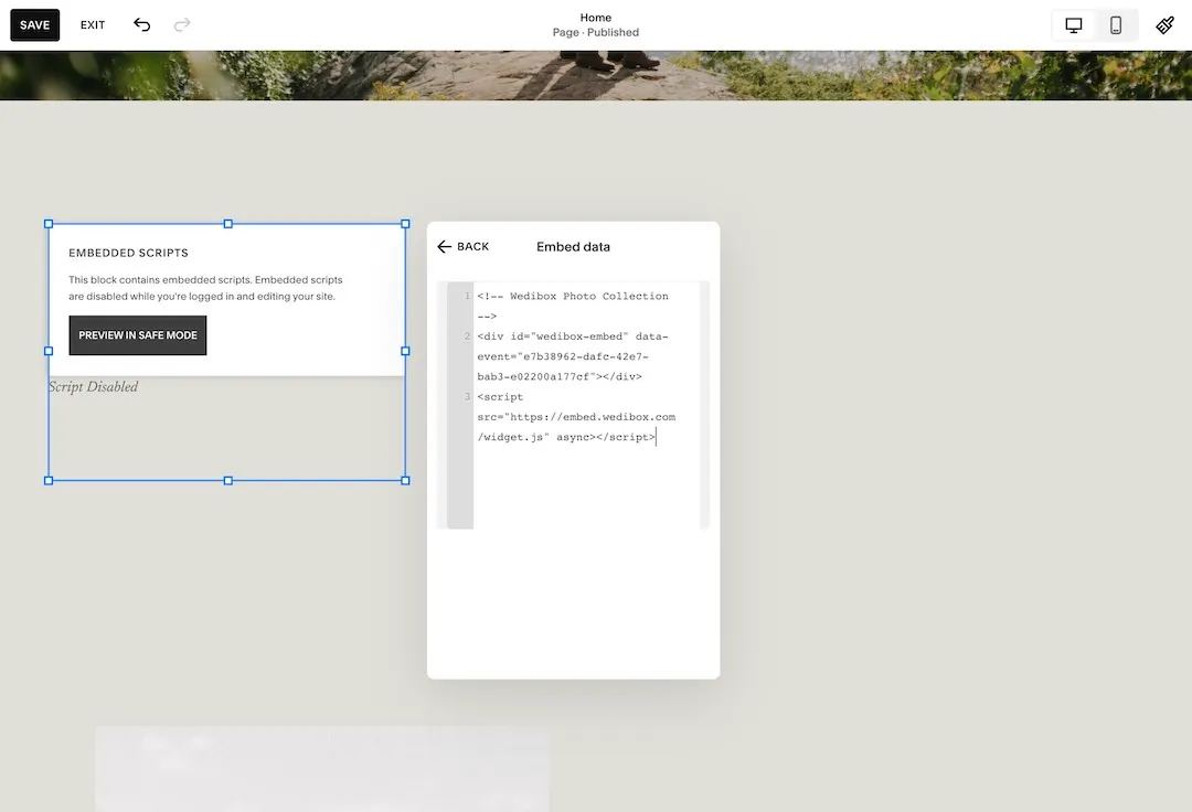 Panneau du bloc Embed de Squarespace avec le code de la galerie Wedibox collé à côté du bloc de scripts intégrés