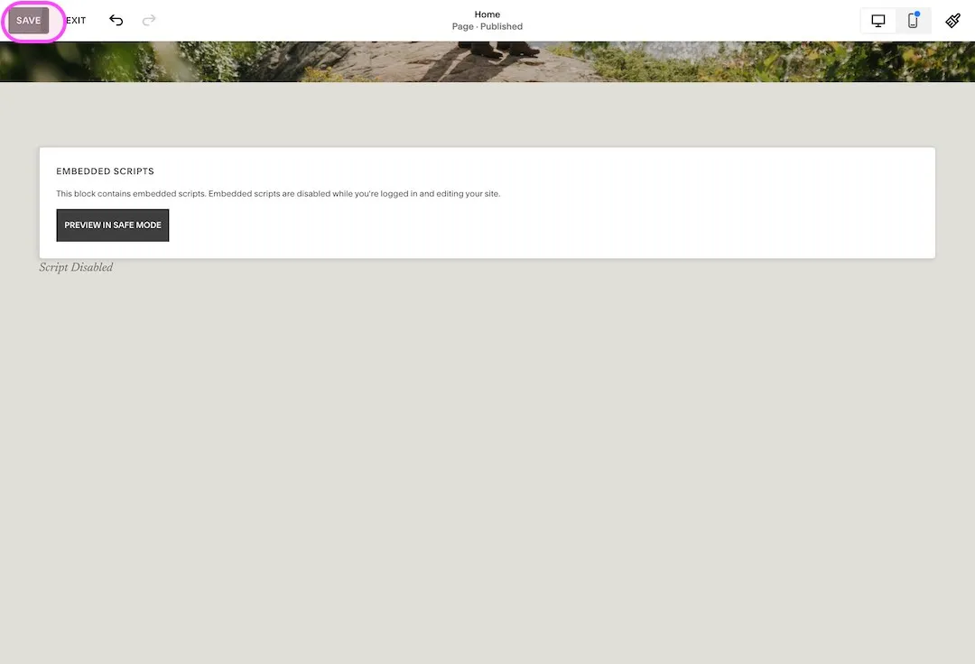 Éditeur Squarespace avec le bloc d'intégration étiré en pleine largeur et le bouton Save en surbrillance