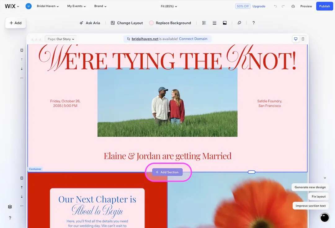 Éditeur Wix montrant une page de mariage avec un couple dans un champ vert et le texte We are tying the knot