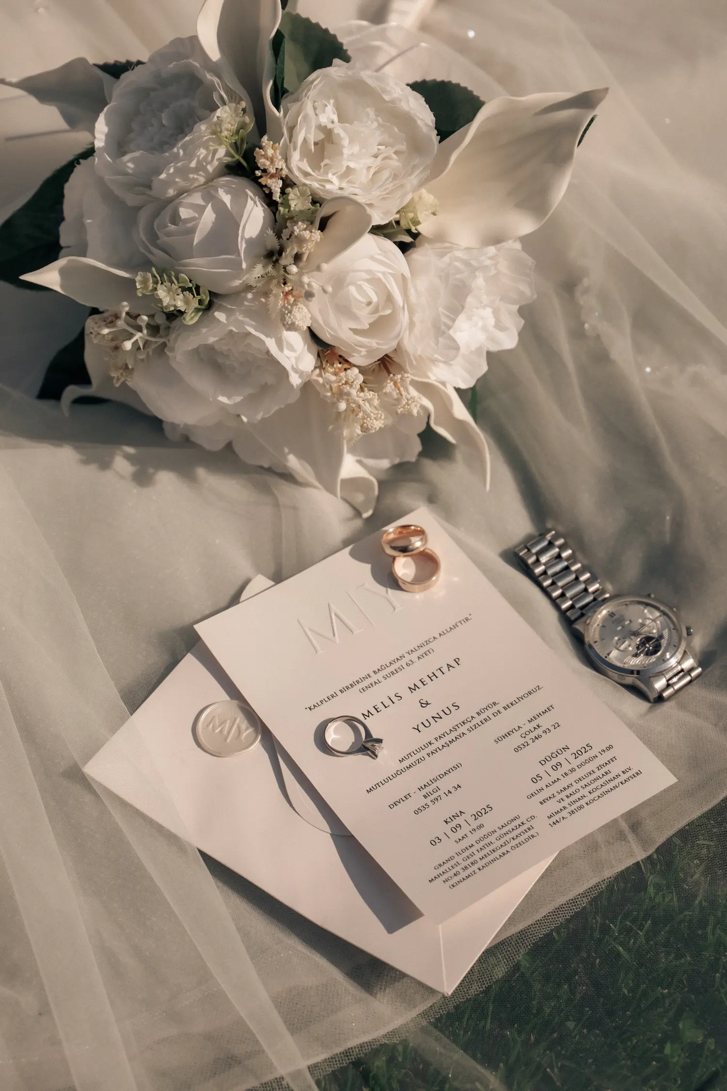 Papeterie et détails du mariage disposés pour la réception